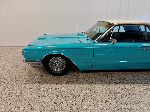 Ford Thunderbird 2 of 5