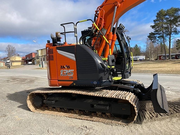 Hitachi ZX 135 US-7 4 of 7