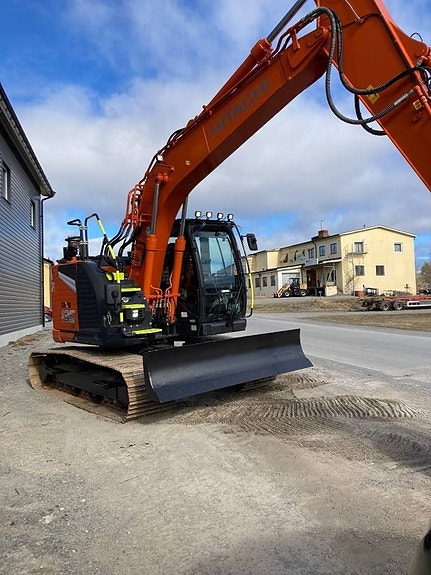 Hitachi ZX 135 US-7 3 of 7