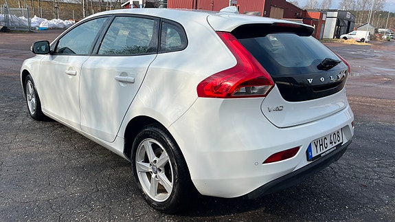 Volvo V40 4 of 5