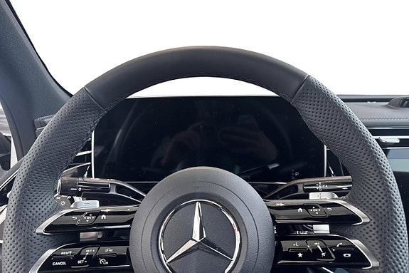 Mercedes-Benz E300 de 4 of 10