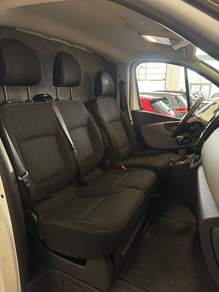 Nissan NV300 12 of 21