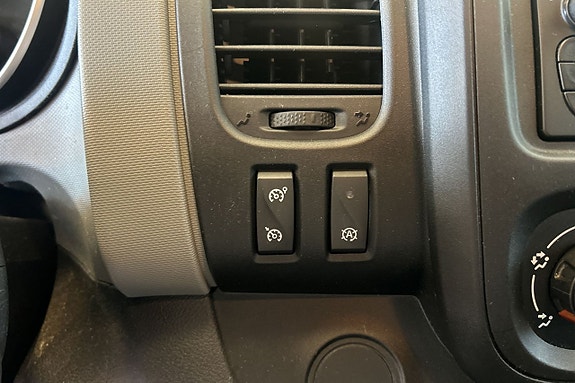 Nissan NV300 18 of 21