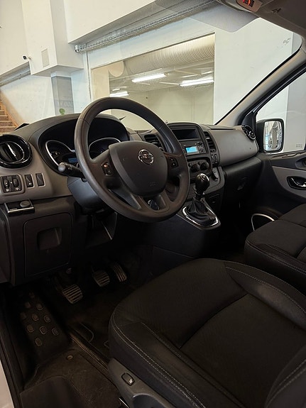 Nissan NV300 11 of 21