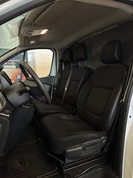 Nissan NV300 10 of 21