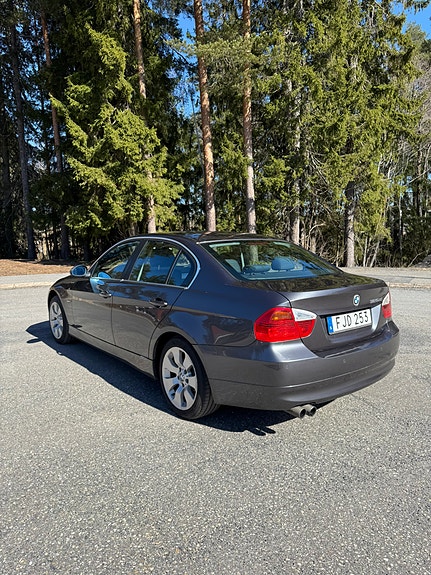 BMW 325Xi 2 of 10