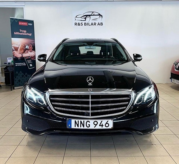 Mercedes-Benz E220 2 of 5