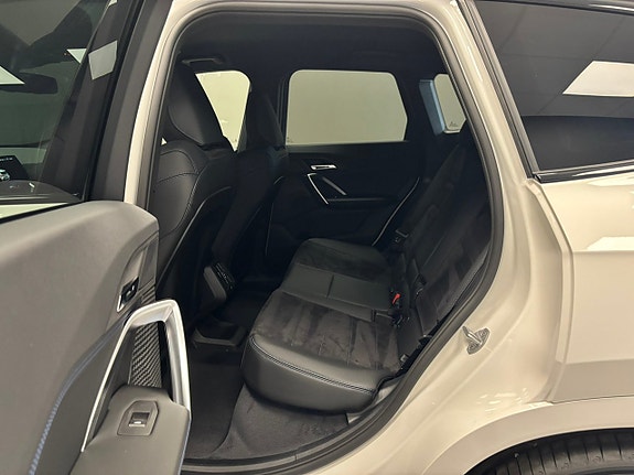 BMW iX1 11 of 19