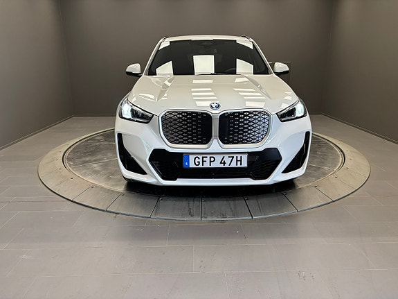 BMW iX1 8 of 19