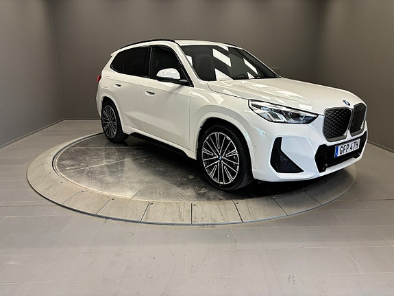 BMW iX1 7 of 19