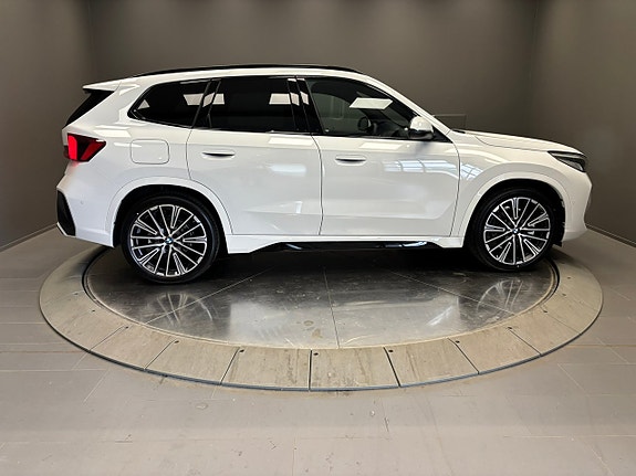 BMW iX1 6 of 19