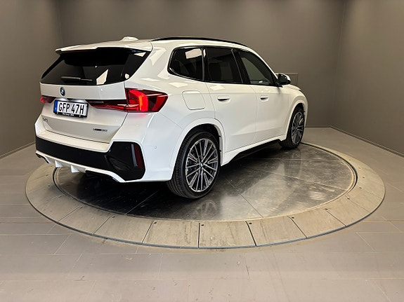 BMW iX1 5 of 19