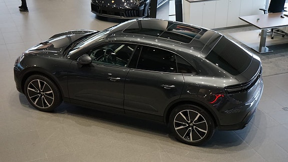 Porsche Macan 3 of 5
