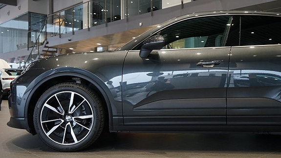 Porsche Macan 4 of 5
