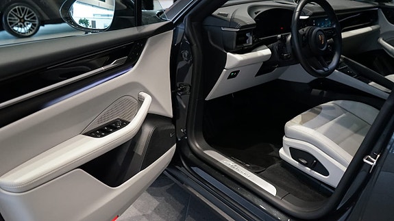 Porsche Macan 6 of 8