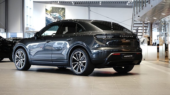 Porsche Macan 2 of 5
