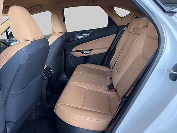 Lexus NX450h+ 12 of 15
