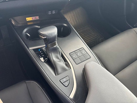 Lexus UX250h 16 of 16