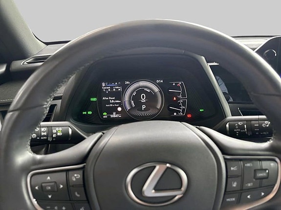 Lexus UX250h 13 of 16