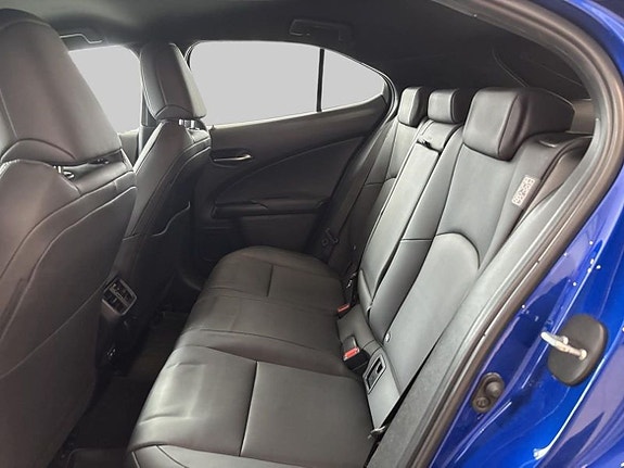 Lexus UX250h 9 of 16