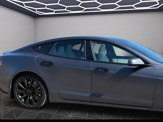 Tesla Model S 4 of 5