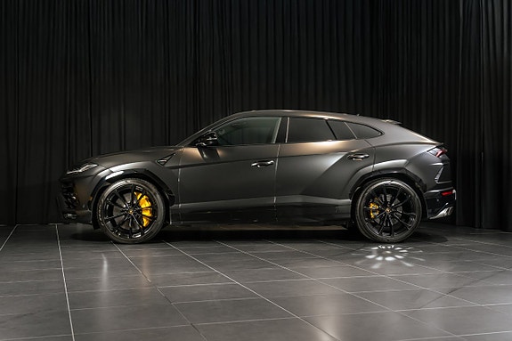 Lamborghini Urus 3 of 5
