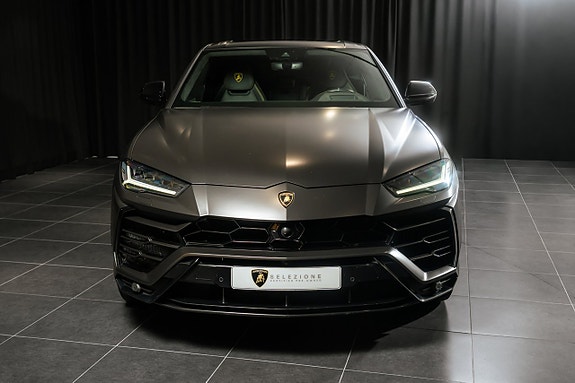 Lamborghini Urus 2 of 5