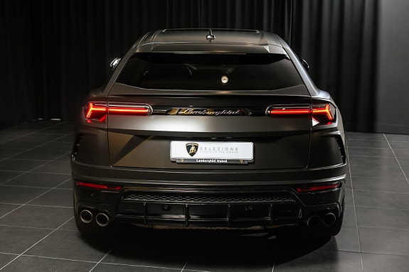 Lamborghini Urus 4 of 5