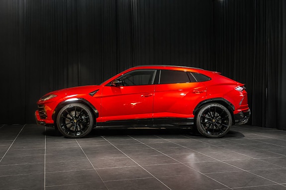 Lamborghini Urus 2 of 5