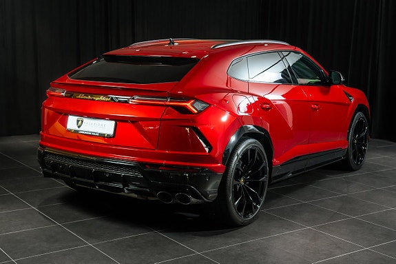 Lamborghini Urus 3 of 5