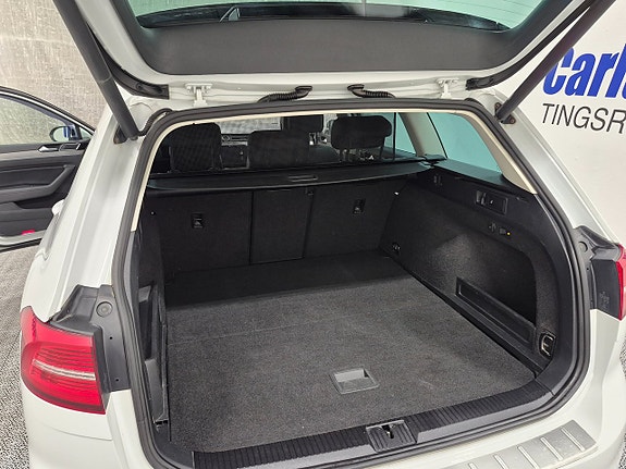 Volkswagen Passat 9 of 12