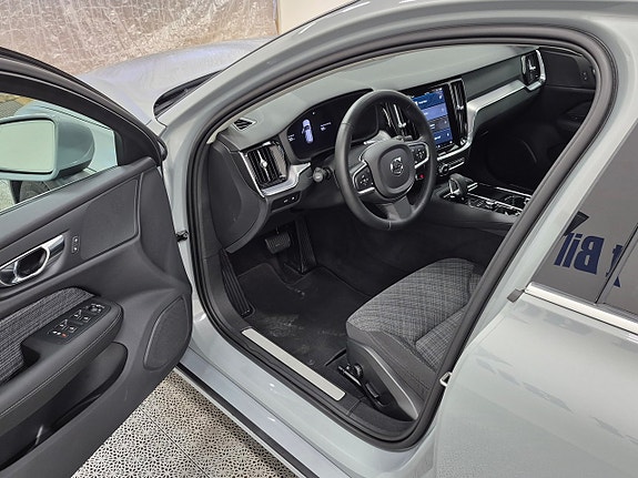 Volvo V60 2 of 10