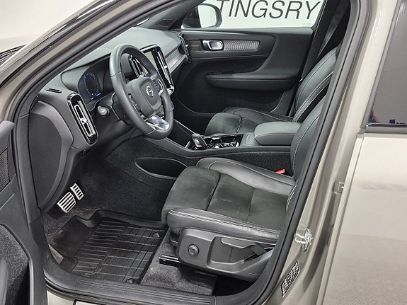 Volvo XC40 2 of 5