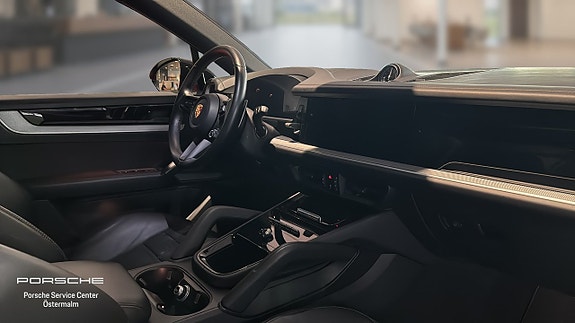 Porsche Cayenne 4 of 5