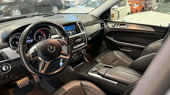 Mercedes-Benz ML350 12 of 25