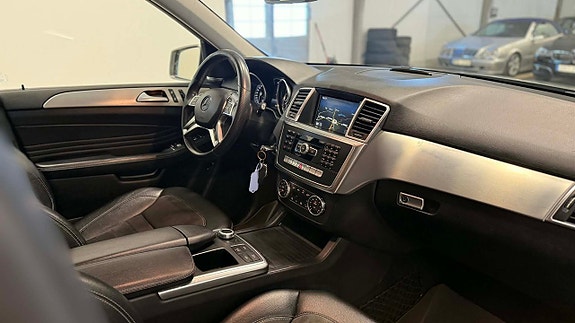 Mercedes-Benz ML350 20 of 25