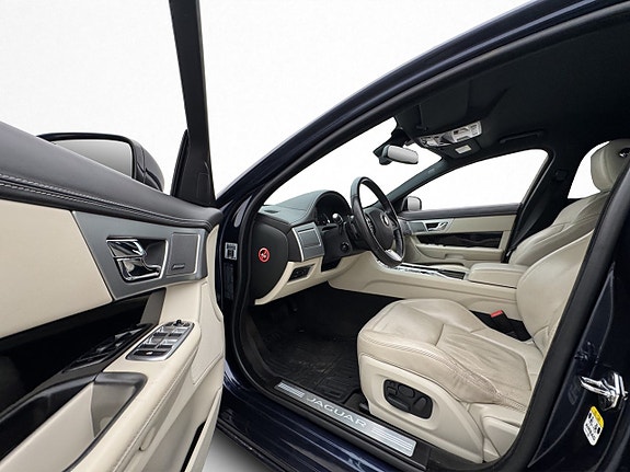Jaguar XF 10 of 30