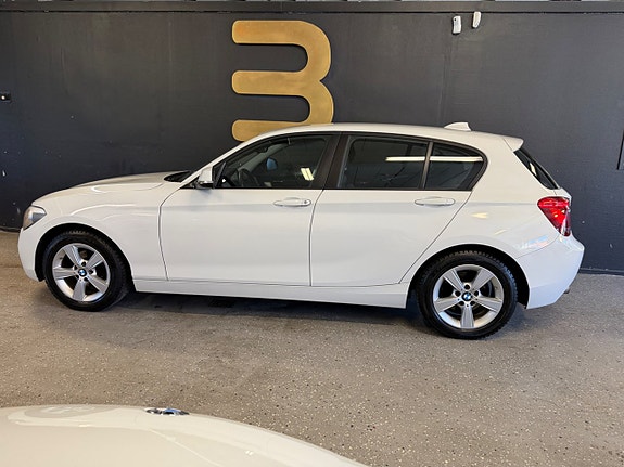 BMW 118d 2 of 5
