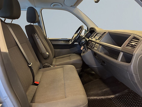 Volkswagen Caravelle 10 of 24