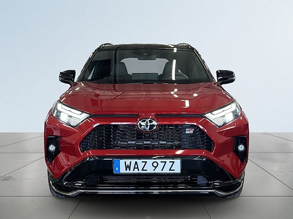 Toyota RAV4 Plug-in Hybrid 2 of 5
