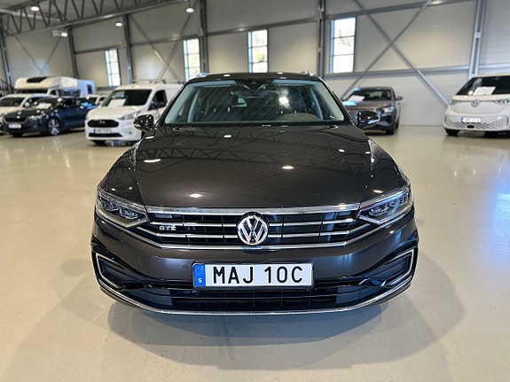 Volkswagen Passat 2 of 5