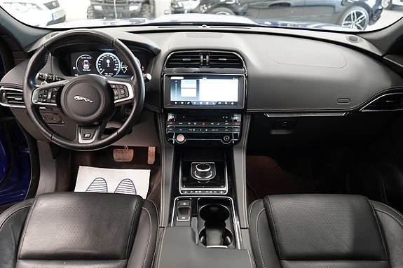Jaguar F-PACE 11 of 26