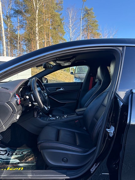 Mercedes-Benz CLA45 8 of 15