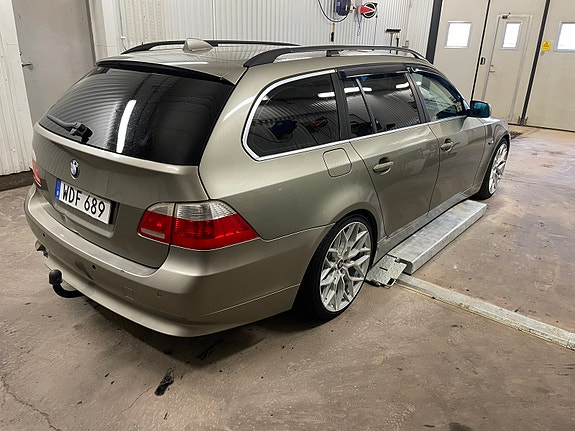 BMW 525i 4 of 5