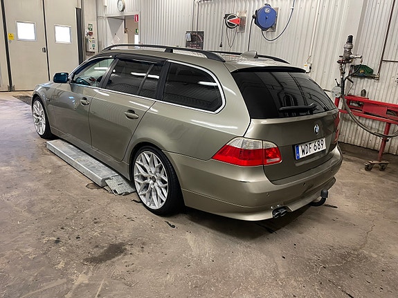 BMW 525i 3 of 5
