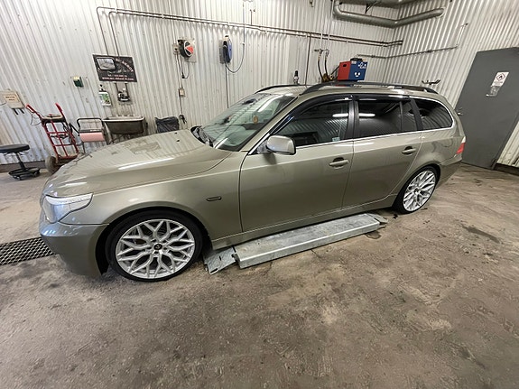 BMW 525i 2 of 5