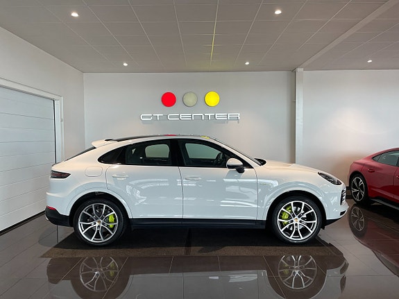 Porsche Cayenne 2 of 5