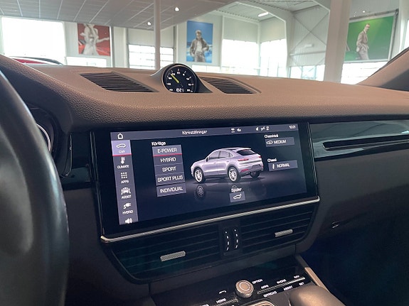 Porsche Cayenne 12 of 18