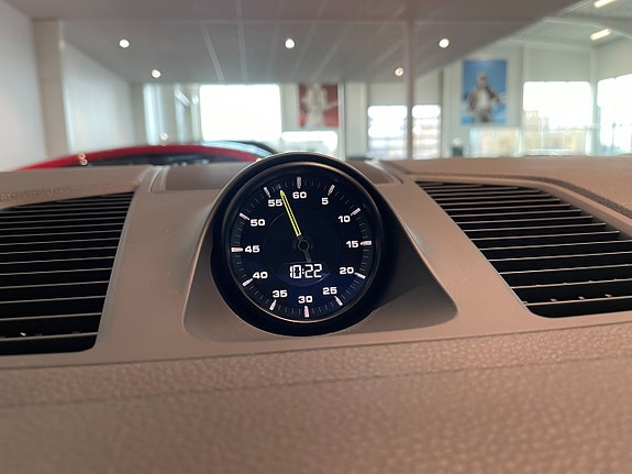 Porsche Cayenne 9 of 18