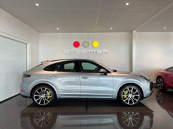 Porsche Cayenne 2 of 5